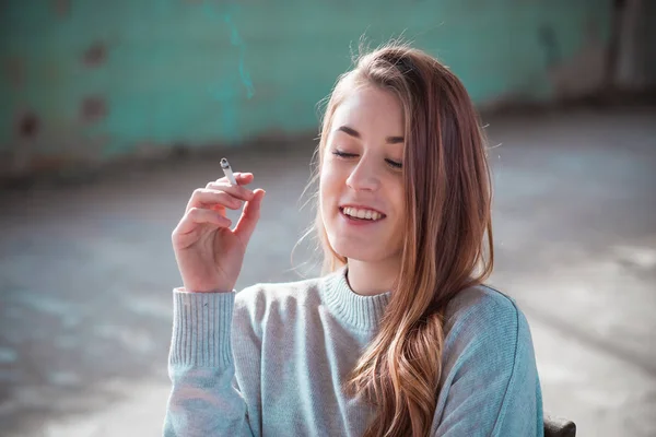 Niedliche Teenager Ingwer rebellisches Mädchen in grauem Pullover rauchen. — Stockfoto