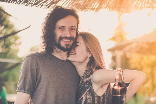 Casal jovem se divertir, beber uma cerveja, sorrindo juntos — Fotografia de Stock