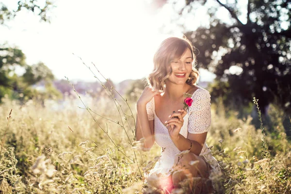 Joyeux Jeune Femme Avec Fleur Repos Dans Parc Été Souriant — Photo