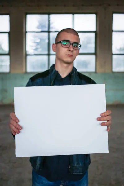 Giovane Uomo Con Cornice Sfondo Bianco Adolescente Con Viso Confuso — Foto Stock