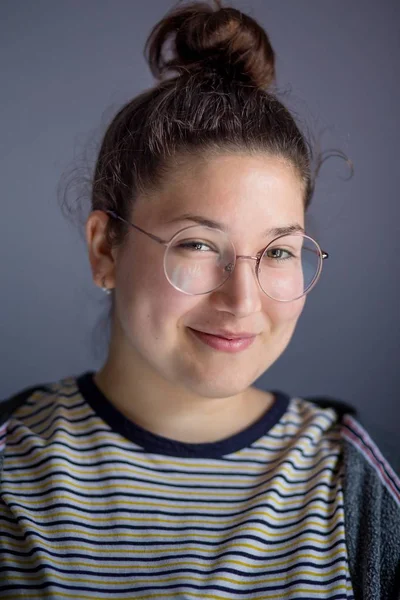 Lycklig Söt Tonåring Flicka Student Med Glasögon Tittar Kamera Leende — Stockfoto