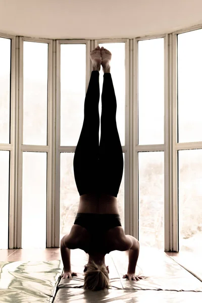 Vacker Kvinna Coach Yoga Praktiken Yoga Koncept Head Stand Sirsasana — Stockfoto