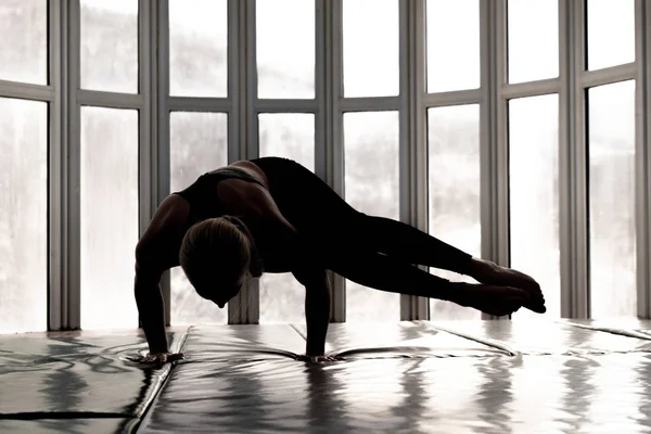 Wanita Cantik Pelatih Latihan Yoga Konsep Yoga Handstand Kaki Samping — Stok Foto