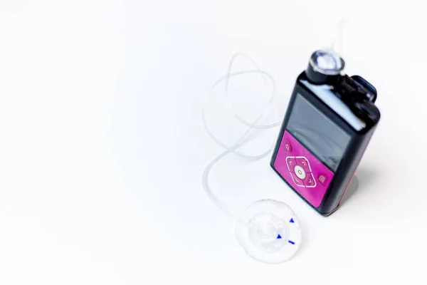 Beyaz arka planda izole edilmiş Sürekli Glikoz Monitörü.