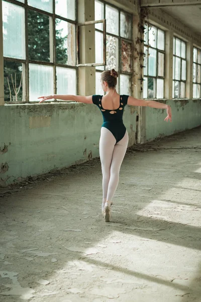 Ballerina tančí ve staré budově. Mladá, elegantní, gracefulbaletní tanečnice. — Stock fotografie