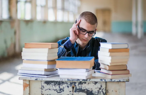 Photo of a student having difficulty while studying for the exam. — Stock Photo, Image