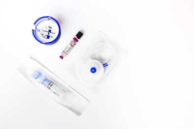 İnsülin ampul ve sürekli glukoz monitör ekipmanları izole