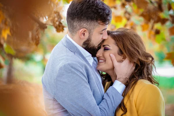 Ao ar livre foto, bonito, jovem casal, abraçando e beijando — Fotografia de Stock