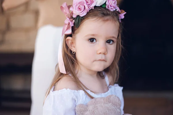 Мила Дівчинка Квітковим Прикрасою Волосся Міжнародний День Дітей — стокове фото