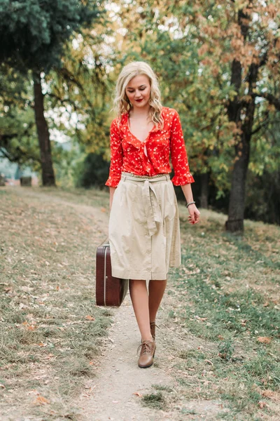 Schöne Dame, Mädchen Retro-Mode, mit einem alten Koffer zu Fuß — Stockfoto