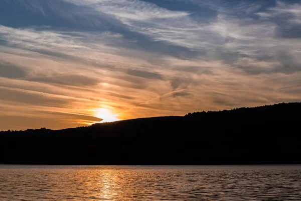 Bela cena do pôr do sol no lago. Lago Vlasina, Sérvia — Fotografia de Stock
