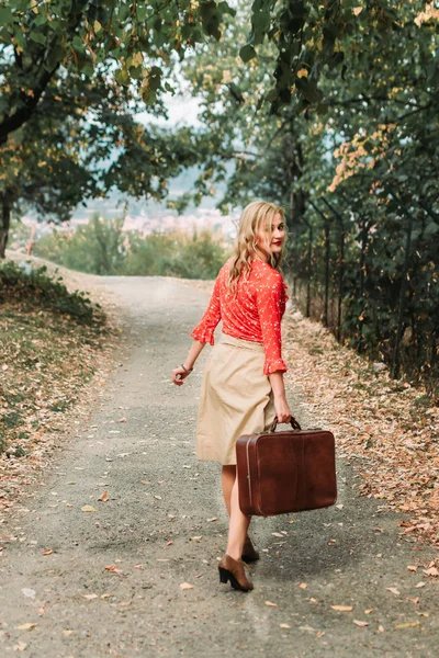 Schöne Mädchen-Retro-Mode, in der Hand einen alten Koffer. Jahrgang, Herbstmode — Stockfoto