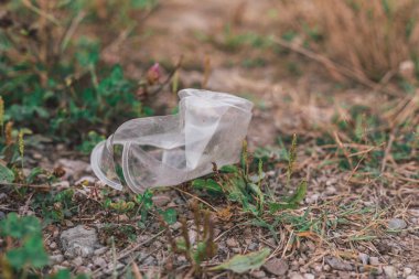 Çimboş şeffaf plastik bardak. Kirlilik, ekolojik sorunlar