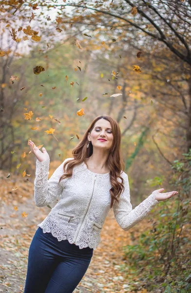 Ragazza Autunno Piedi Gettando Foglie Aria All Aperto Natura Concetto — Foto Stock