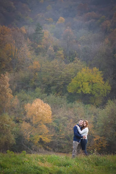 Pareja divirtiéndose afuera, vibraciones otoñales. Naturaleza, naturaleza, concepto romántico — Foto de Stock