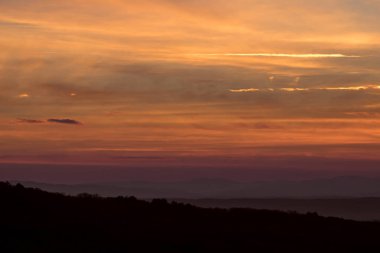 Karışık mavi ve turuncu renklerle güzel gün batımı gökyüzü. Doğanın güzelliği.