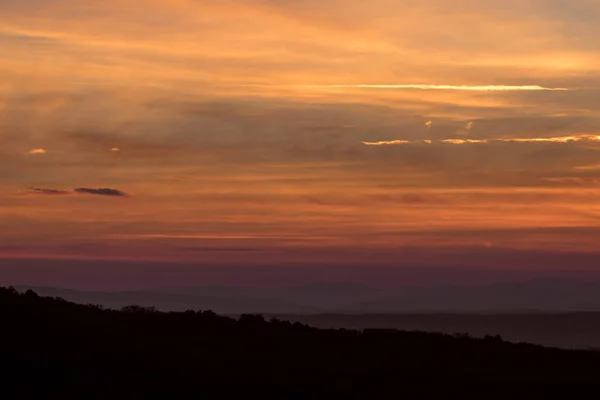 Hermoso cielo al atardecer con colores mixtos azul y naranja. Belleza de la naturaleza . —  Fotos de Stock