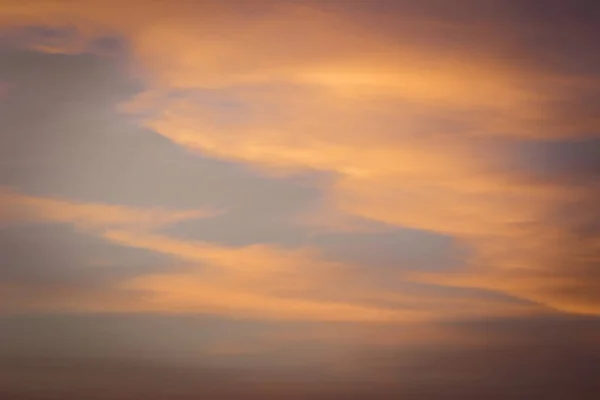 Prachtige zonsondergang hemel met gemengde blauwe en oranje kleuren. Schoonheid van de natuur. — Stockfoto