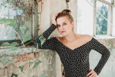 Yeşil bitki ile eski binada mükemmel bir deri ile güzel esmer bayan