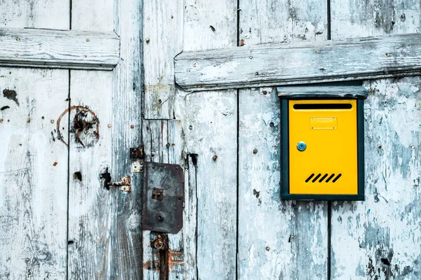 Sarı Posta Kutusu Olan Eski Ahşap Kapı Dikey Plakalar Arka — Stok fotoğraf