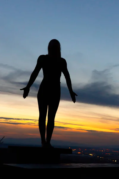 Silhouet vrouw coach yoga praktijk bij zonsondergang. Berg pose Tadasana — Stockfoto