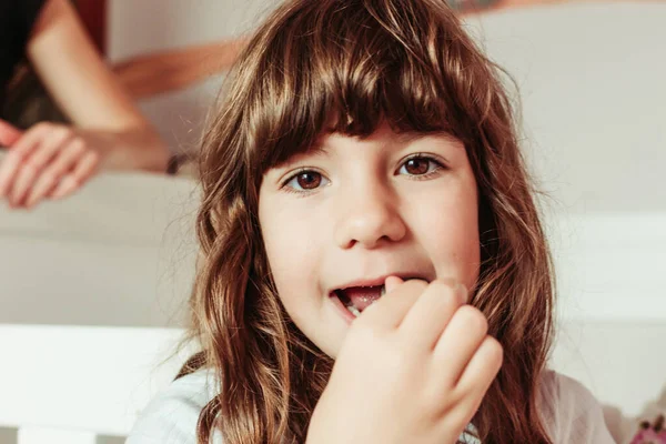 Zbliżenie na małą dziewczynkę jedzącą cukierki. Problemy z zębami, ochrona zębów — Zdjęcie stockowe