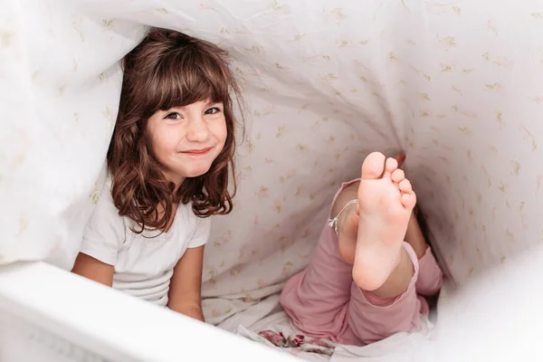 Şirin küçük kızlar, sabah uyanan kız kardeşler. Pijamalı çocuklar, uyuyorlar.