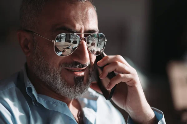 Πορτρέτο του μεσήλικα άνδρα και με γυαλιά που μιλούν στο τηλέφωνο. — Φωτογραφία Αρχείου