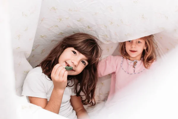 Fotografie Aproape Fetiţe Care Mănâncă Bomboane Probleme Dentare Protecția Dinților — Fotografie, imagine de stoc