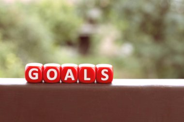 Hedef belirleme konsepti. Harfli kırmızı zarlar. Risk almak, kumar oynamak, sembolizm