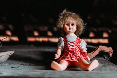 Kirli zeminde oturan yaşlı bebek. Korkunç görünüş, Cadılar Bayramı konsepti