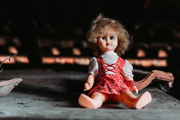Muñeca vieja sentada en tierra sucia. Mirada aterradora, concepto de Halloween — Foto de Stock