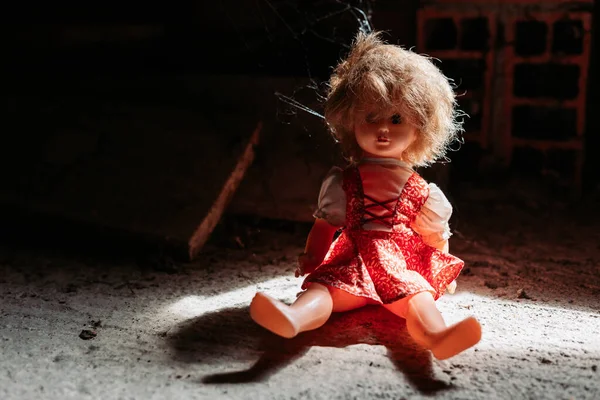 Muñeca vieja sentada en tierra sucia. Mirada aterradora, concepto de Halloween — Foto de Stock