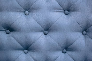 Mavi kadife, düğmelerle sıkılaştırılmış. Capitone deseni