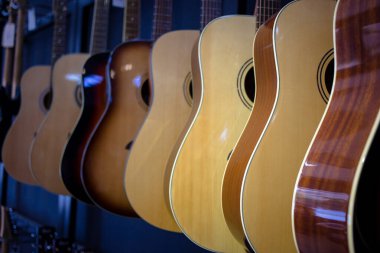 Bir müzik enstrümanları dükkanında akustik gitar sırası. Gitar parçası, gitar gövdesi