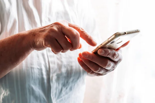 Mãos Mulher Mais Velha Usando Telefone Touch Screen Velhos Tecnologia — Fotografia de Stock