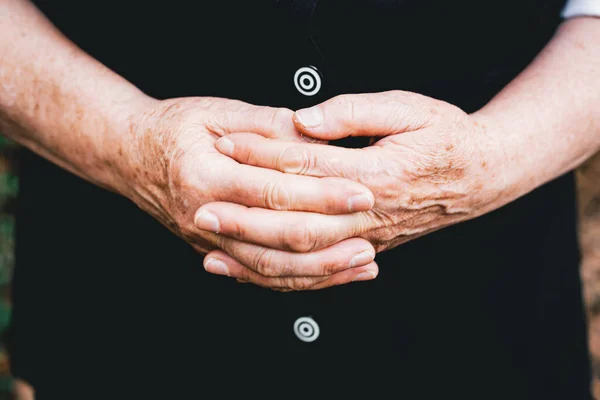 손잡고 있는 나이든 여성 이 손가락을 만지작거리고 있습니다. 노인들의 개념 — 스톡 사진