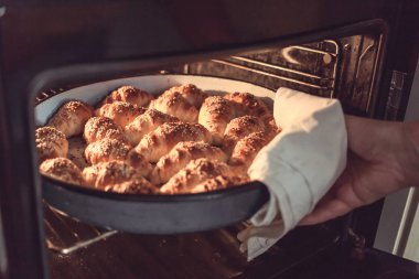 Fırından kruvasan ruloları alıyorum. Hilal rulo yapma süreci