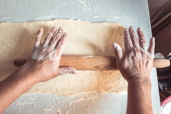 Mains féminines utilisant le rouleau de pâte. Processus de fabrication de rouleaux croissant — Photo