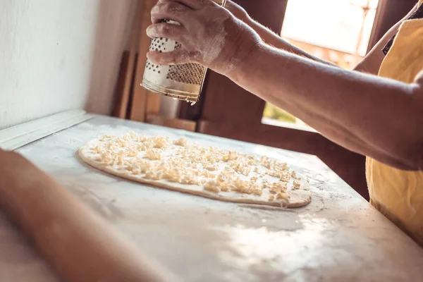As mãos femininas acrescentam a manteiga no teste com ralador. Fazendo croissant rolos — Fotografia de Stock