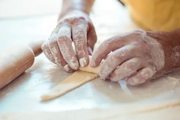 Les Mains Féminines Roulent Pâte Rouleaux Processus Fabrication Rouleaux Croissant — Photo