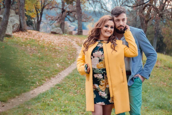 Ao ar livre foto, belo, jovem casal na moda no parque . — Fotografia de Stock