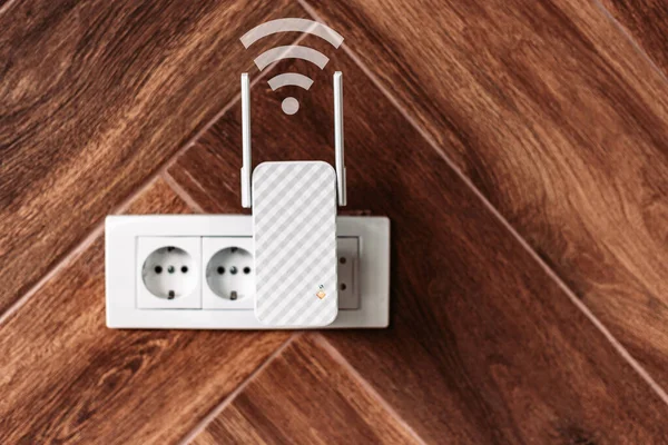 Wifi vericisi, bir kahve dükkanının duvarındaki yönlendirici. Wifi bağlantısı