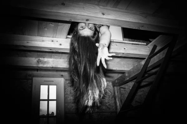 Chica con el pelo largo colgando del concepto ceiling.Halloween — Foto de Stock