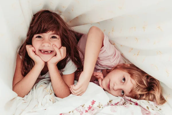 Słodkie dziewczynki, siostry budzące się rano. Dzieci w piżamach, śpiące — Zdjęcie stockowe