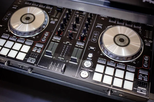 Müzik dükkanında profesyonel 2 güverte DJ kontrolörü