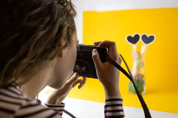 Νεαρή Έφηβη Που Φωτογραφίζει Για Blog Της Αυτοκόλλητο Καρδιάς Κίτρινο — Φωτογραφία Αρχείου