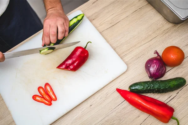 Szef Kuchni Kroi Surowe Świeże Warzywa Desce Sałatki Przygotowanie Posiłków — Zdjęcie stockowe