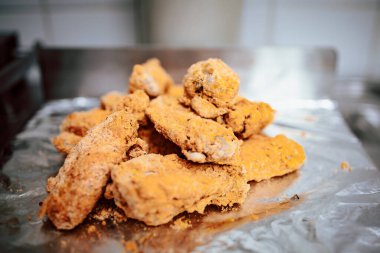 Alu folyoda taze kızarmış tavuk nugget. Restoran yemeği hazırlığı.