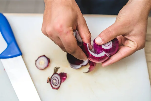 Close Chef Trabalhando Com Cebola Vermelha Separando Camadas Preparação Refeição — Fotografia de Stock